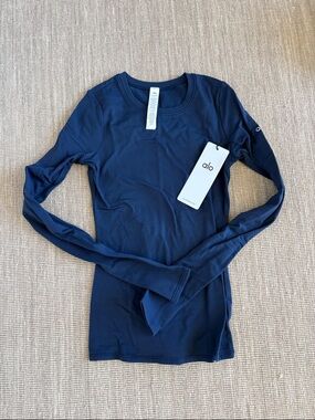 ALO Yoga Long Sleeve Crew Top in Navy